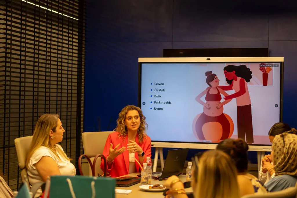 Fizyoterapist Dr. Şule Okur Dündar Bursa Meditown'da gebelik yogası ile ilgili konuşma yaparken