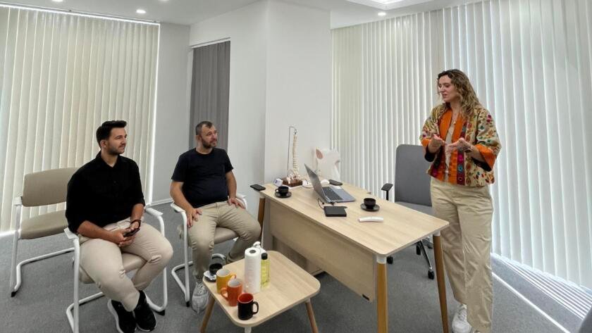 fizyoterapist şule okur dündar meslektaşlarına eğitim veriyor