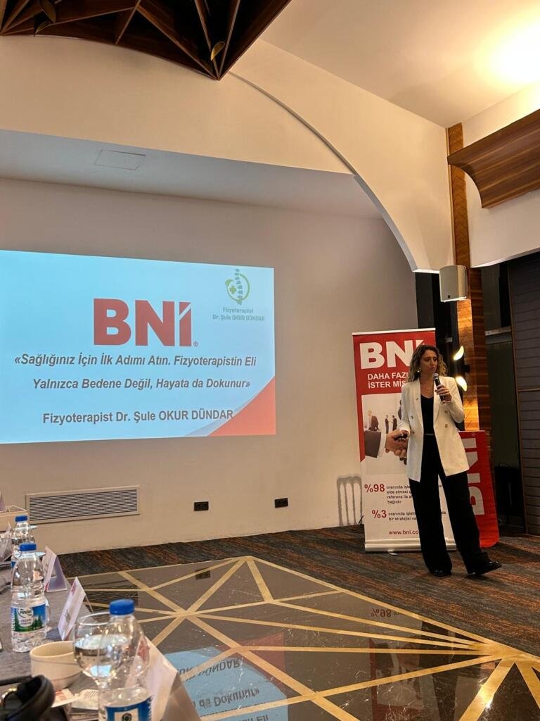 Fizyoterapist Şule okur dündar bni bursa prusa grubunda sunum yapıyor