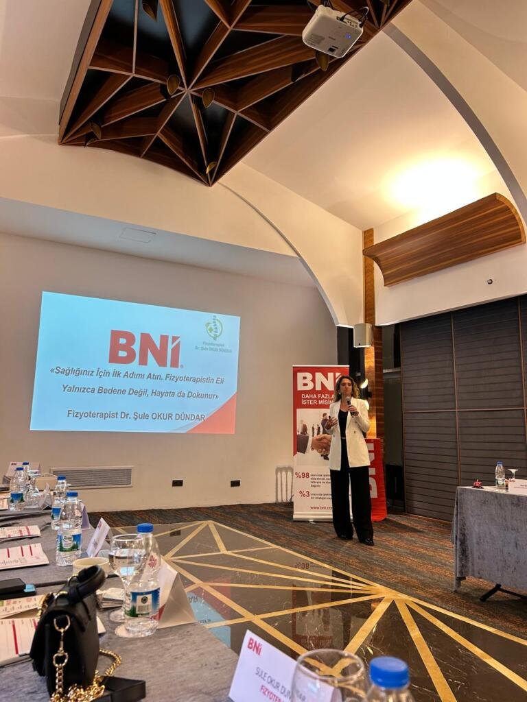Fizyoterapist Şule okur dündar bni prusa bursa grubunda sunum yapıyor