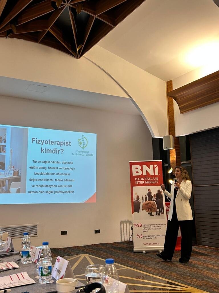 Fizyoterapist Şule okur dündar bni bursa prusa grubunda sunum yapıyor