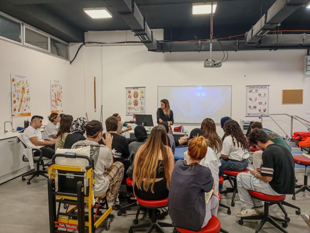 şule okur dündar bursa mudanya üniversitesinde ders verirken